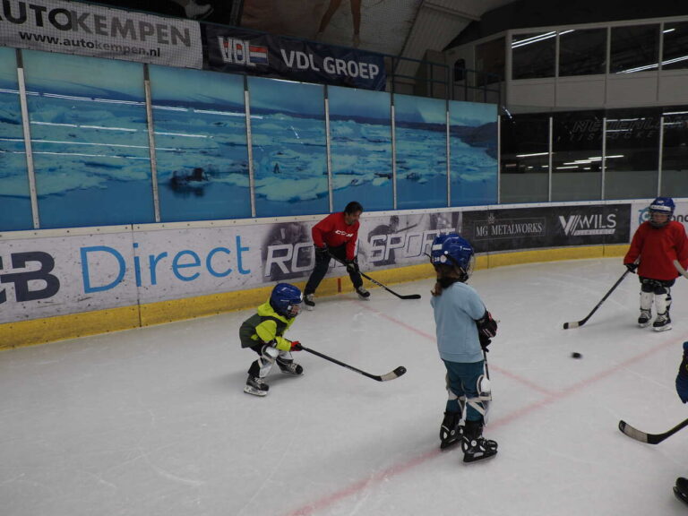 Fun en karaktervorming aan Kemphanens ijshockeyschool.