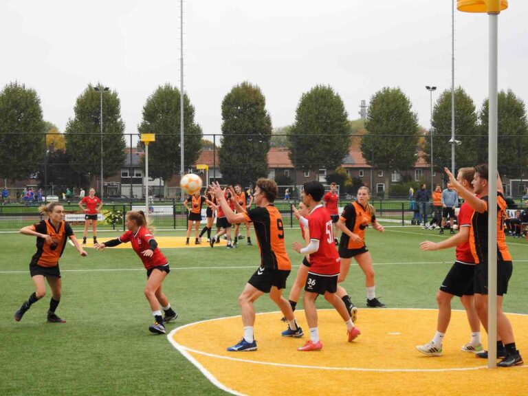 Esther Arends tijdens een veldwedstrijd van Rust Roest.