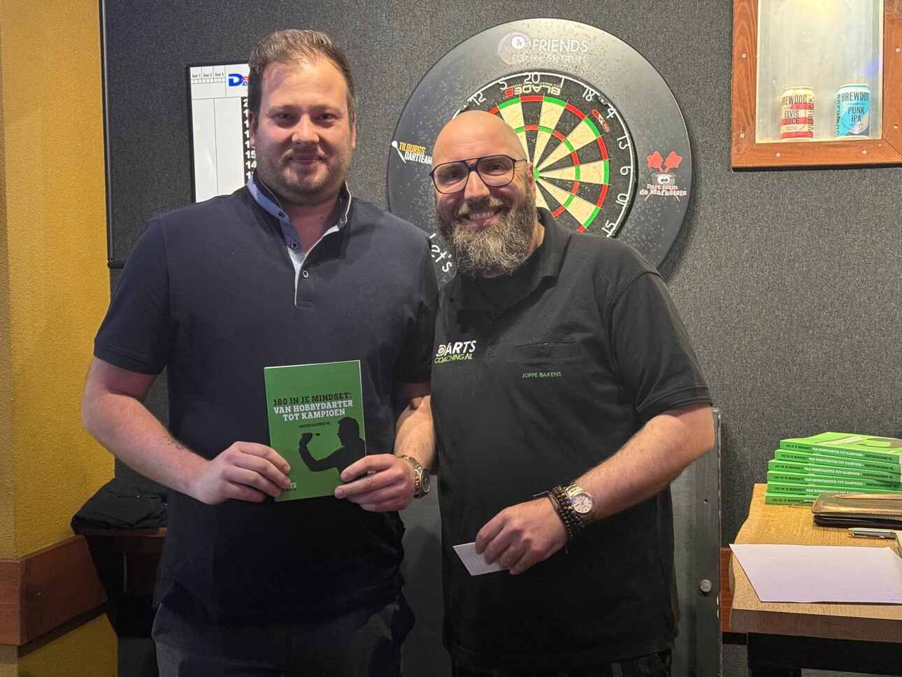 Joppe Bakens met een speler die zijn boek 180 in je mindset vasthoudt.