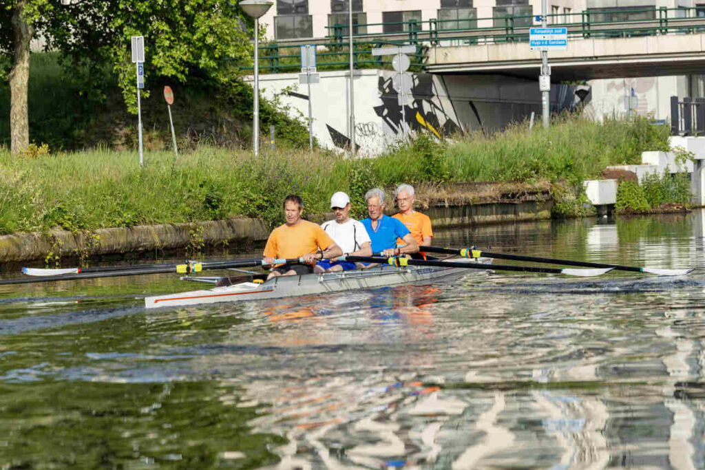 Harry Droog (blauw shirt) in het Eindhovensch Kanaal