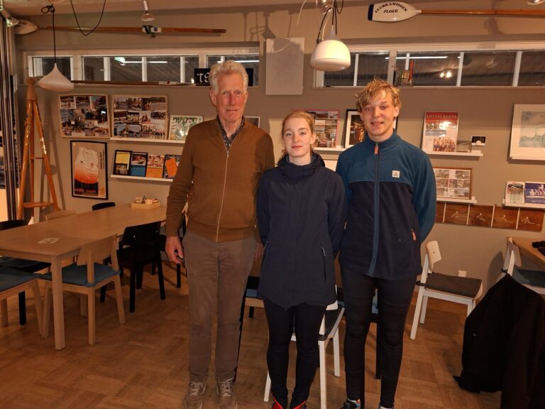Harry Droog, Maxime Verzellenberg en Lars Mol in het clubhuis van ERV Beatrix.