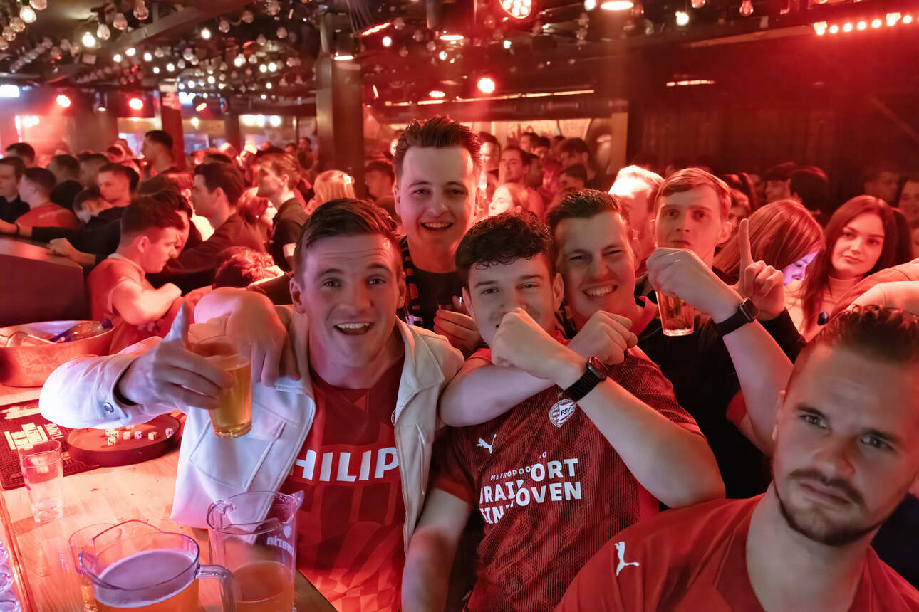 PSV-supporters die een feestje vieren.