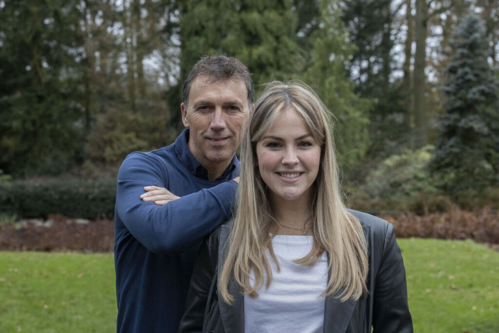 Autocoureur Peter Kox samen met zijn dochter Stéphane