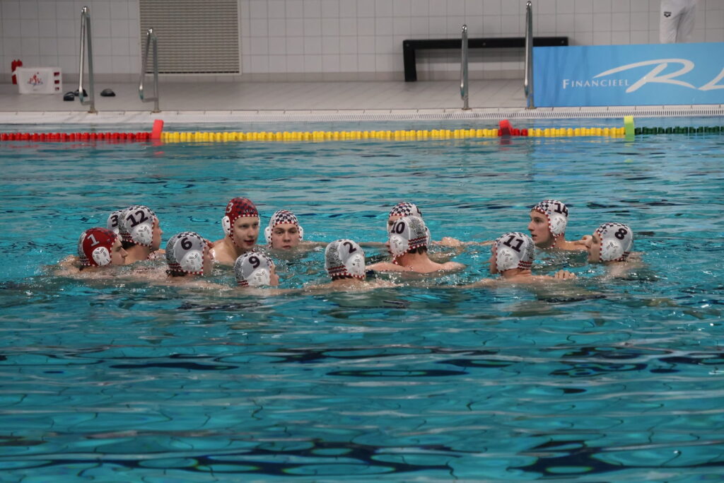 PSV Waterpolo in kring in zwembad in wedstrijd tegen ZVL 1886 2026