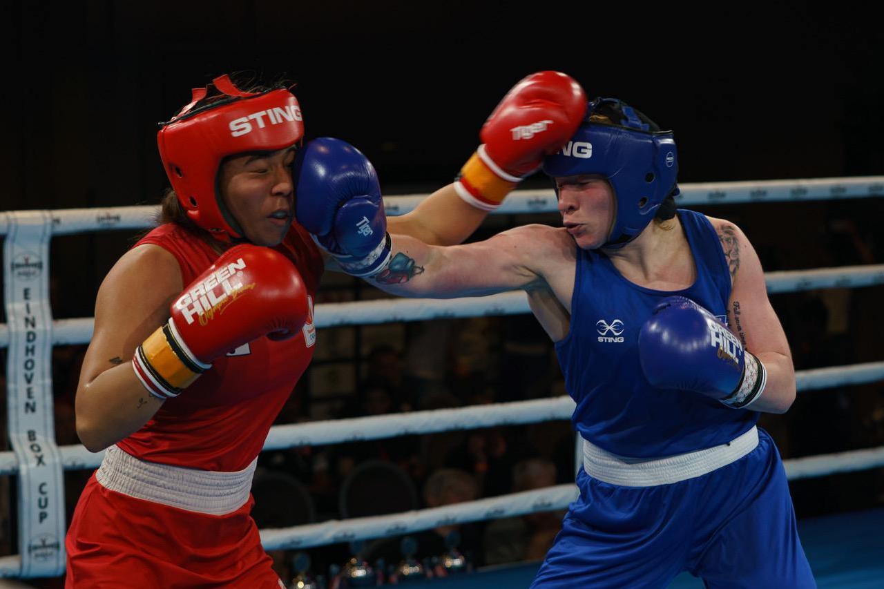 Amy Broadhurst (blauw tenue) in actie tegen Aaliyah Hoppema tijdens Eindhoven Box Cup 2026.