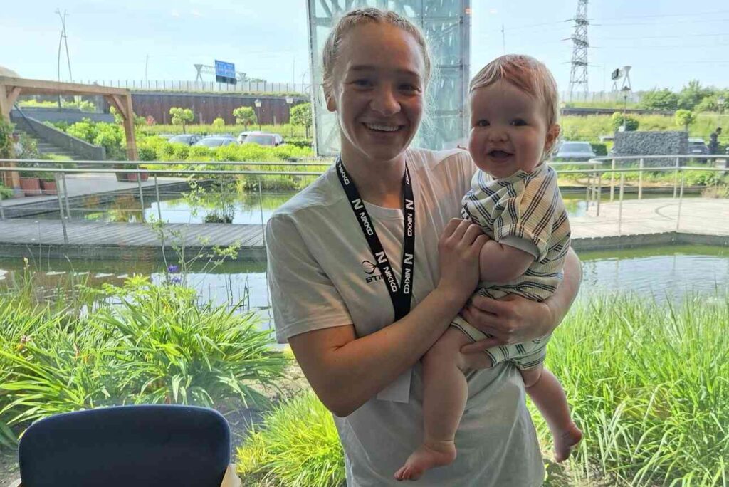 Ierse bokster Amy Broadhurst met haar zoontje Luca op de arm bij Eindhoven Box Cup 2026