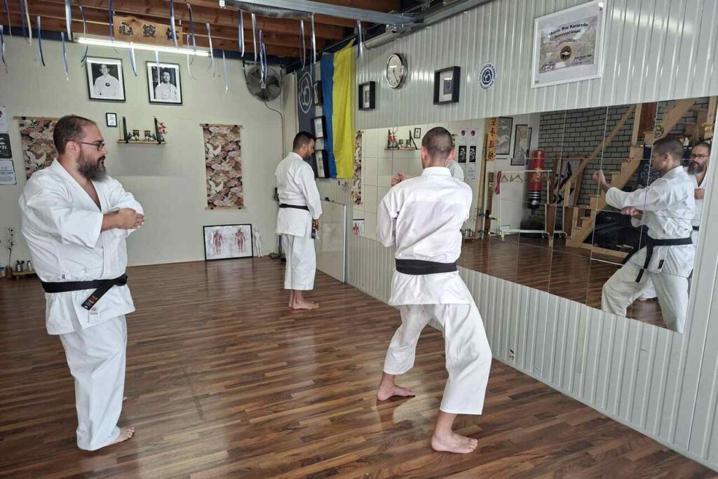 Karateka's trainen bij Furin Karate Dojo