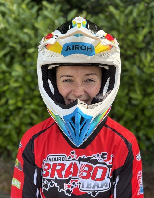 Portret endurorijdster Nicky van Doremalen portret met helm
