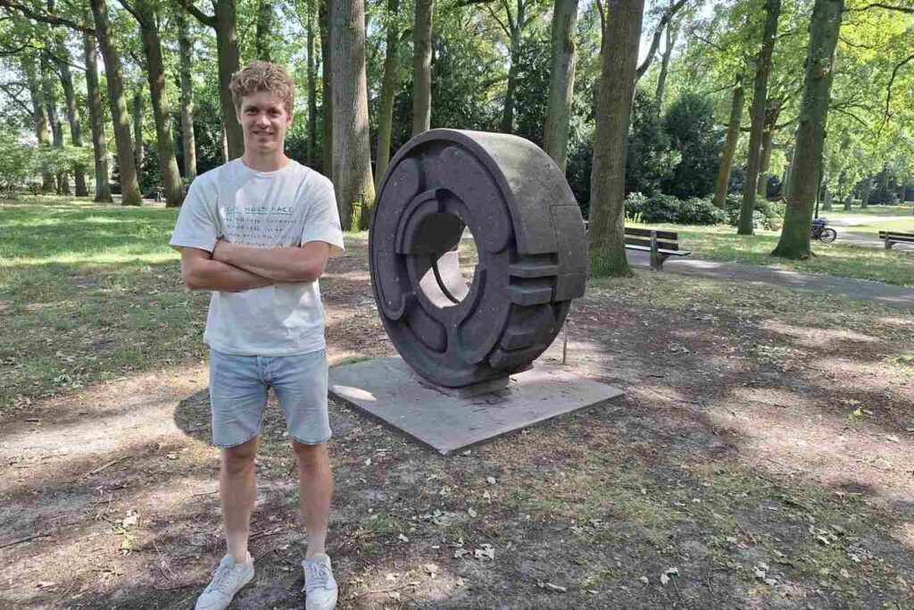 Tennisser Bart Wolvius voor een kunstwerk in een park in Eindhoven