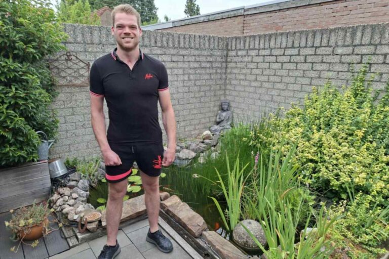 Jeroen Raats, ijshockeyer van Eindhoven Kemphanen in zijn tuin