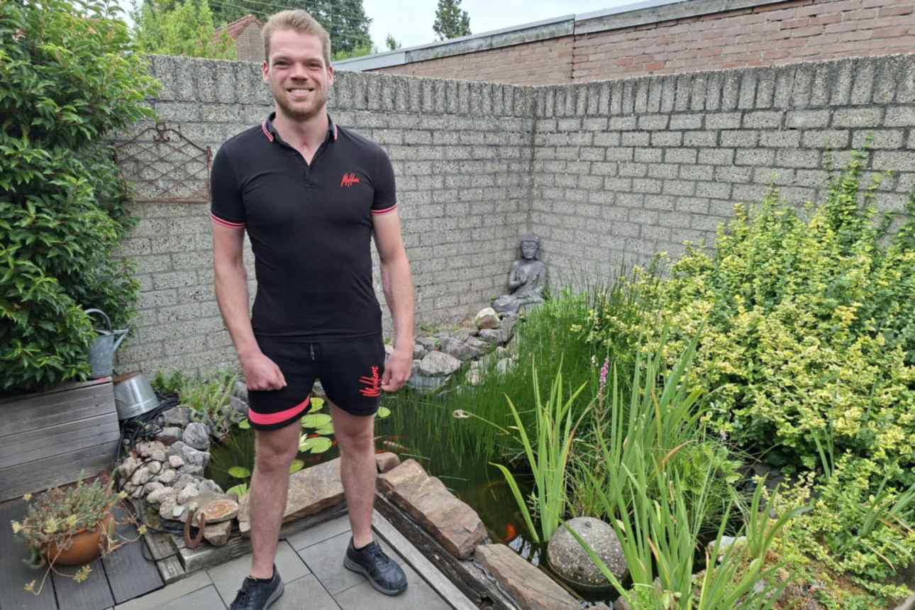 Jeroen Raats, ijshockeyer van Eindhoven Kemphanen in zijn tuin