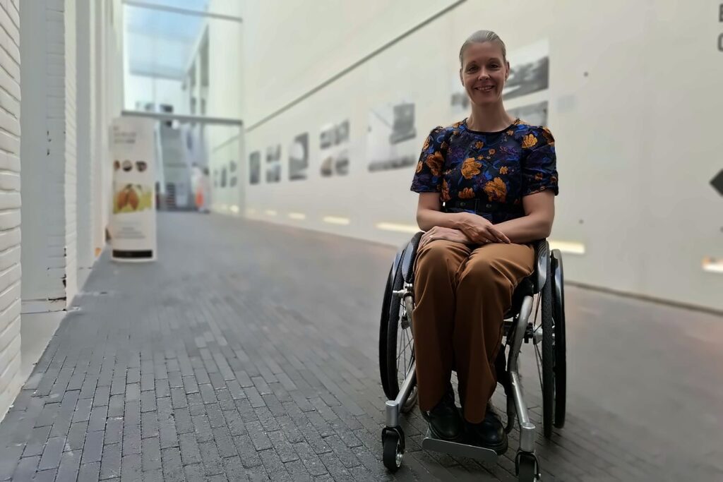 Ex-rolstoelatlete Amy Siemons in haar rolstoel in de passage bij de Cacaofabriek in Helmond.