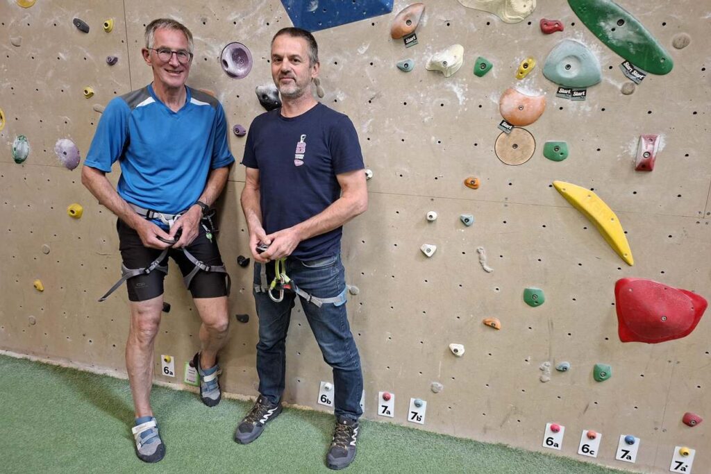 Martin van Dam met Leo Broekmans voor de klimwand in klimhal Neoliet in Eindhoven