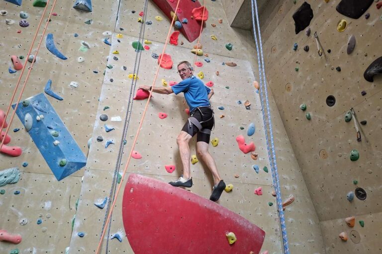 Martin van Dam aan de klimwand in klimhal Neoliet in Eindhoven
