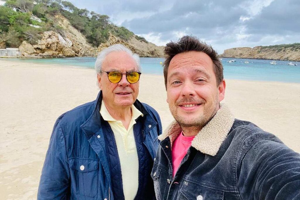 Wim Luijbregts (links) en Willem Luijbregts naast elkaar op het strand van Ibiza.