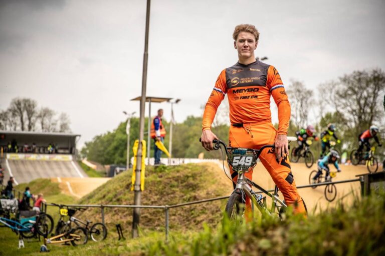 Cas Pipers op zijn BMX-fiets op de fietscrossbaan in Valkenswaard.