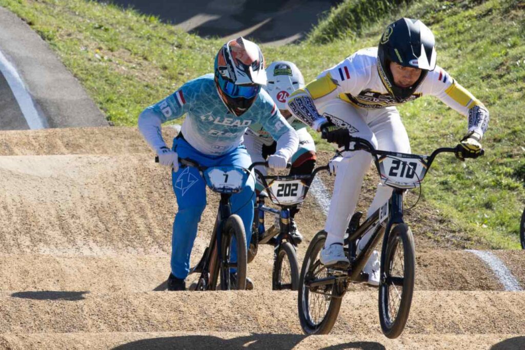 Cas Pipers in actie op zijn BMX-fiets op de fietscrossbaan in Valkenswaard.